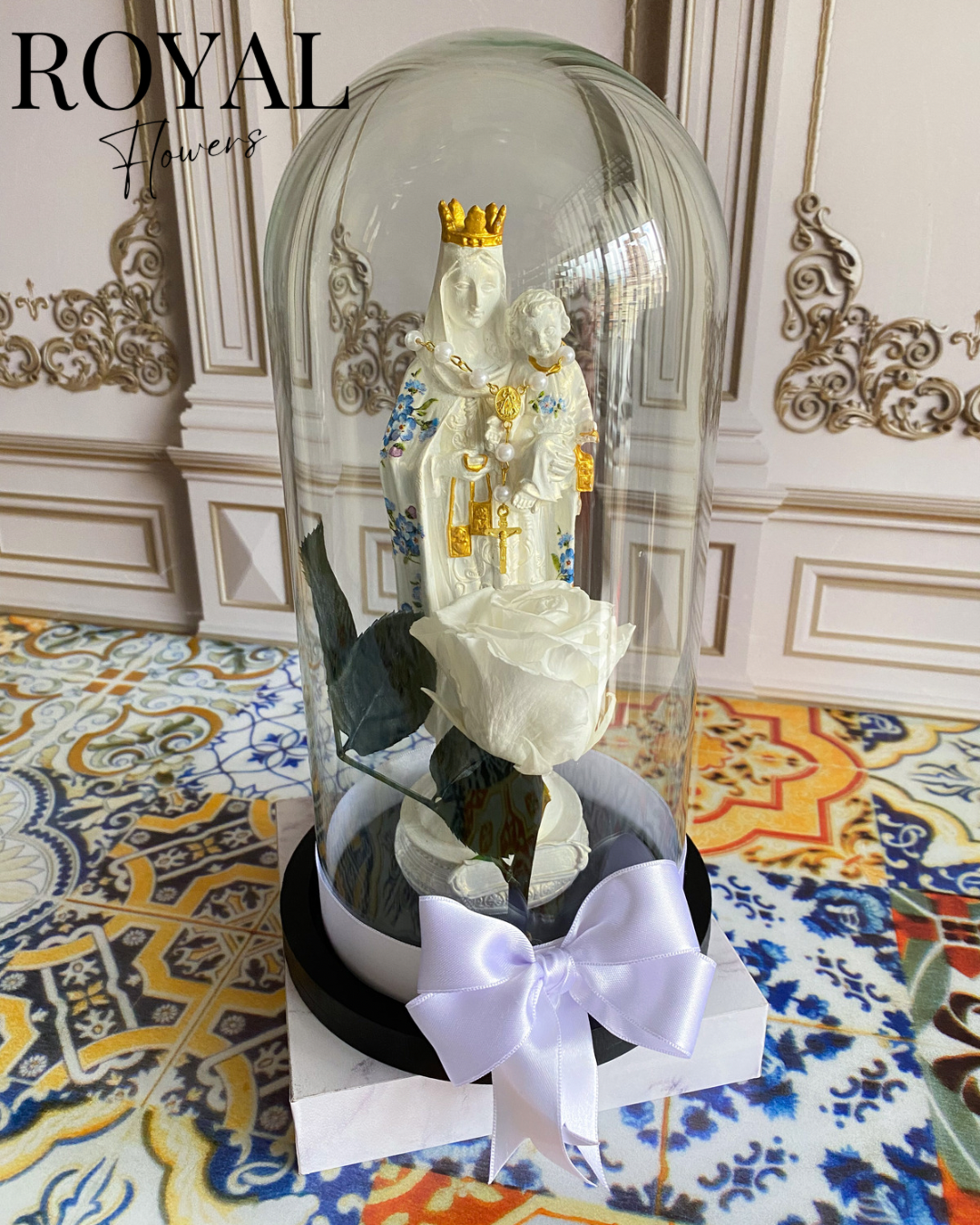 Virgen decorada mediana y rosa preservada