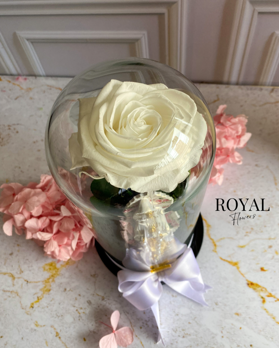 Rosa premium y virgen decorada