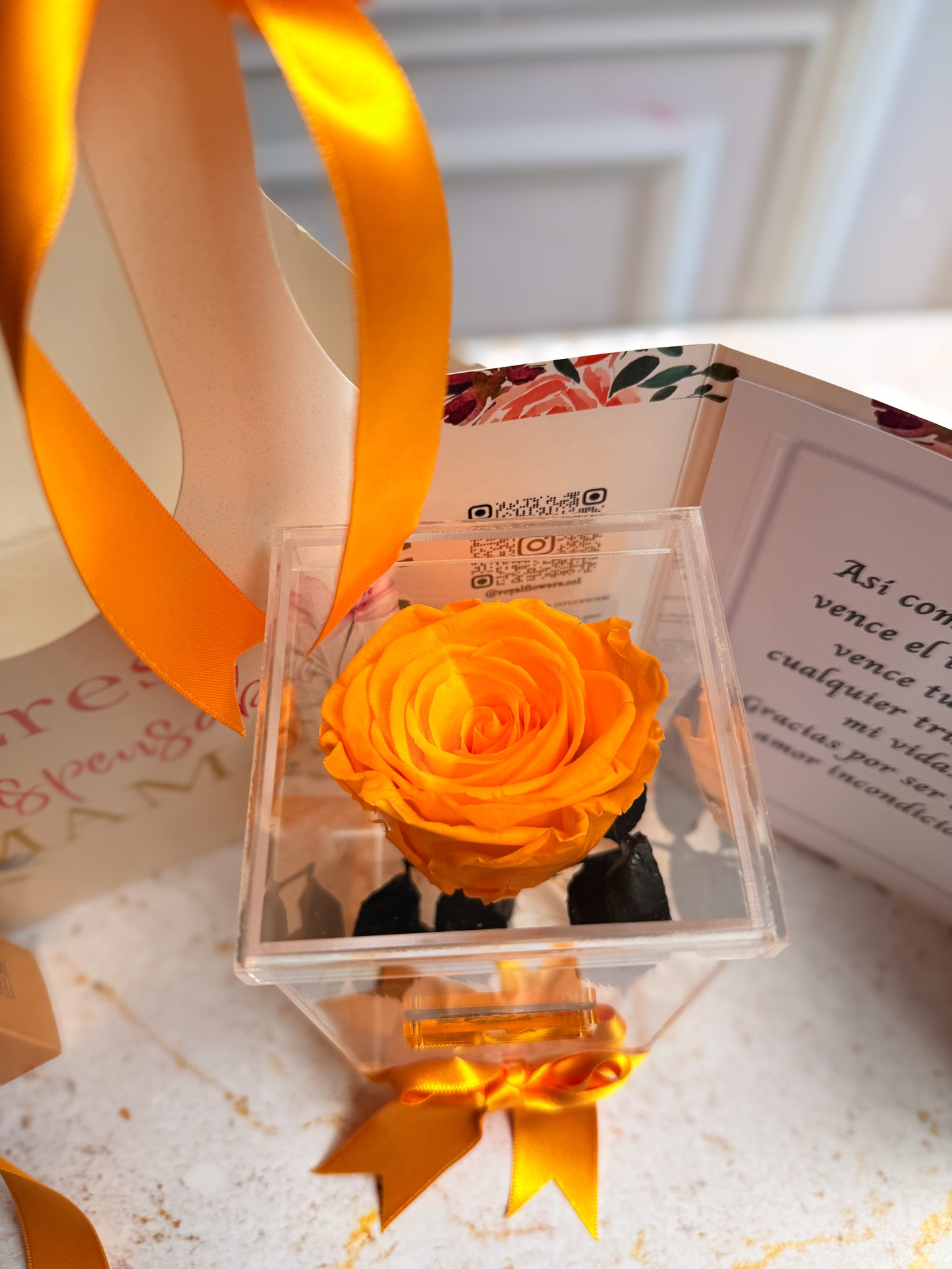 KIT Emblema de Amor- con Rosa en Caja Acrílica Alta