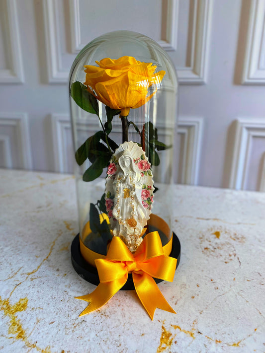 Rosa premium y virgen decorada