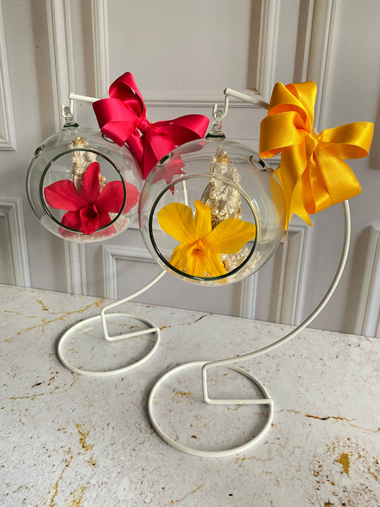 Virgen colgante con Orquídea